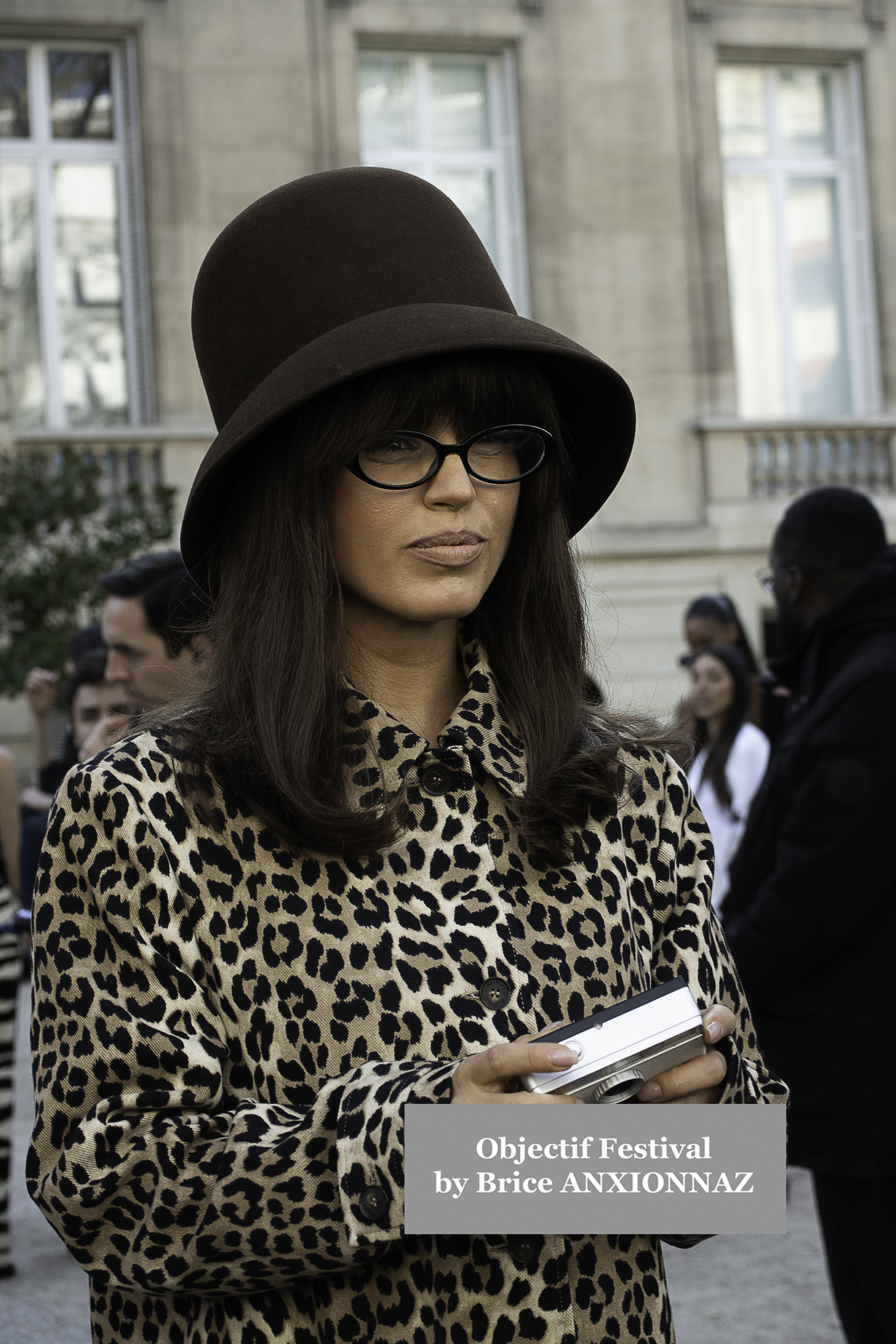 Photo streetstyle de Mary Charteris - Streetstyle photos of guest arrivals at the Nina Ricci show lors du défilé Nina Ricci Spring 2025 à Streetstyle-photos-of-guest-arrivals-at-the-Nina-Ricci-show, Paris Fashion Week le 7 March 2025 par Brice ANXIONNAZ (Objectif Festival)